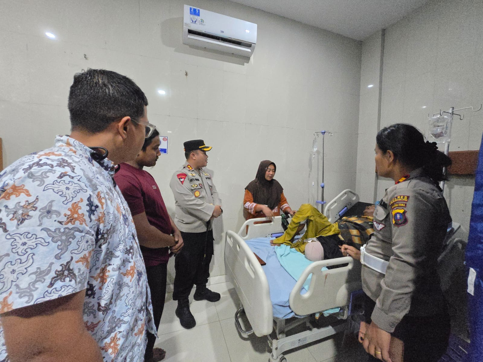 Kapolres Labuhanbatu Selatan, AKBP Aditya S.P. Sembiring Muham, S.I.K. menjenguk korban kecelakaan truk di rumah sakit. (ISTIMEWA/SUMUT POS)