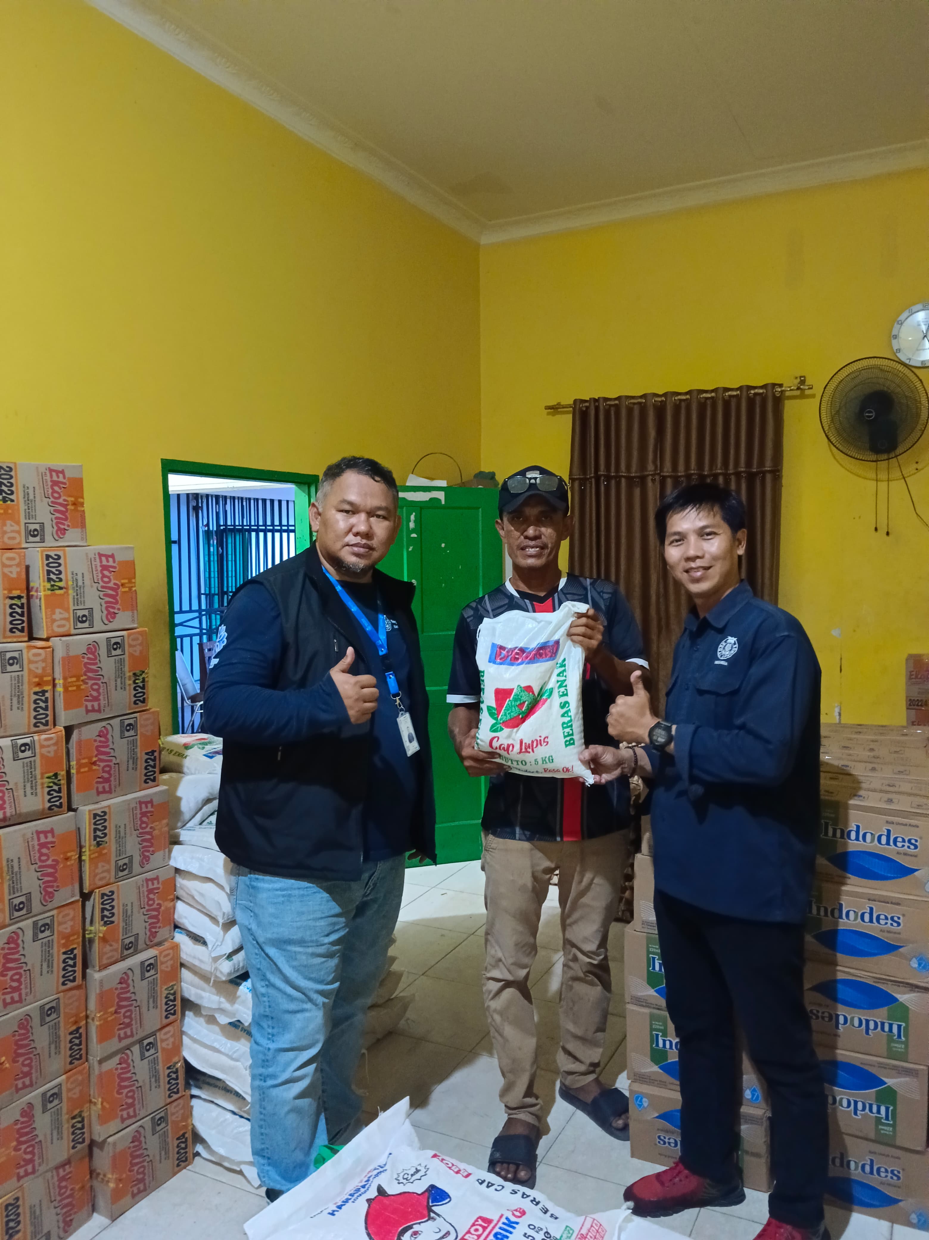 Perwakilan RSI saat bagikan bantuan  kepada warga. ( IST/ Sumut Pos )