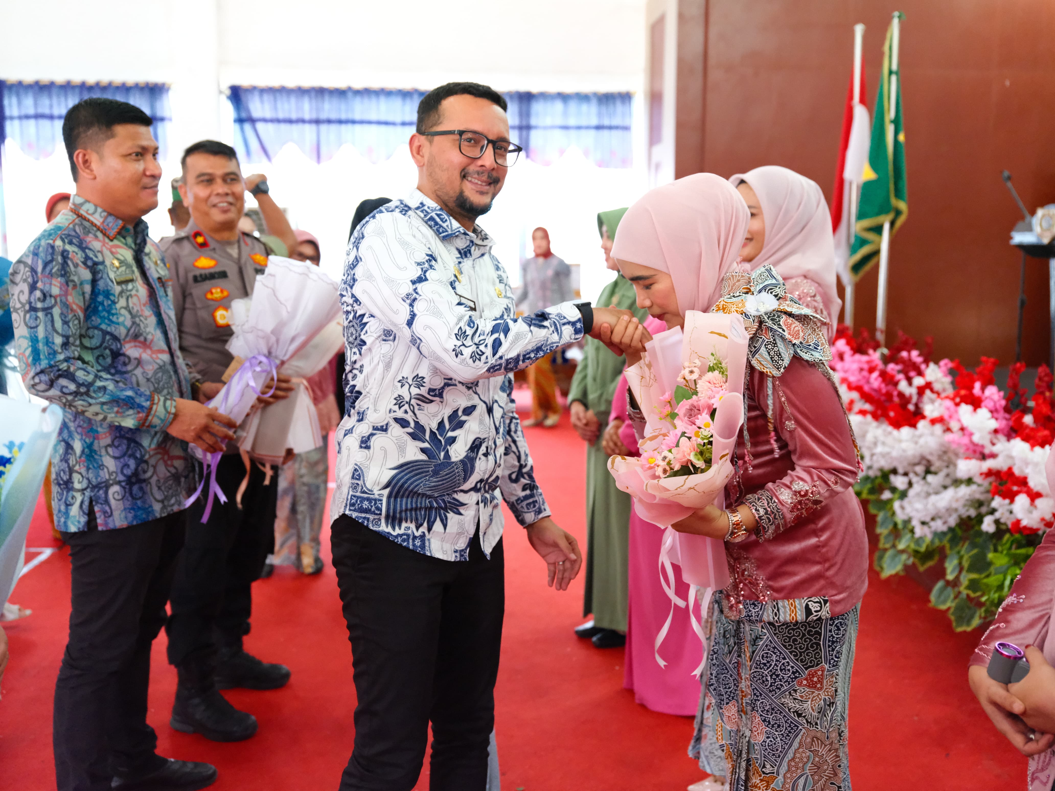 Bupati Labuhanbatu Selatan (Labusel) Fery Sahputra Simatupang menghadiri Peringatan Hari Ibu ke-97. (ISTIMEWA/SUMUT POS)