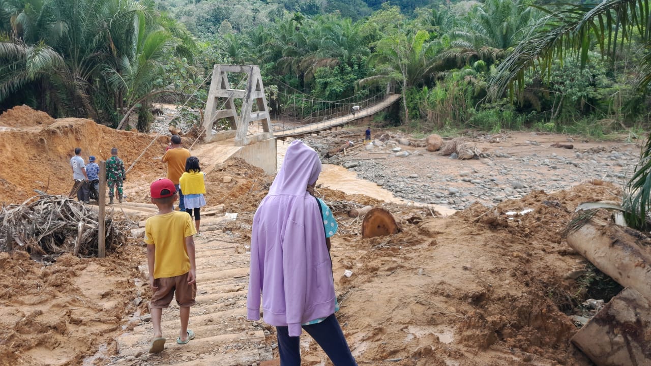 JEMBATAN: Warga menyaksikan pembumaan jalan setelah longsong di Kelurahan Tapian Nauli, Tapsel. (Dok: istimewa)