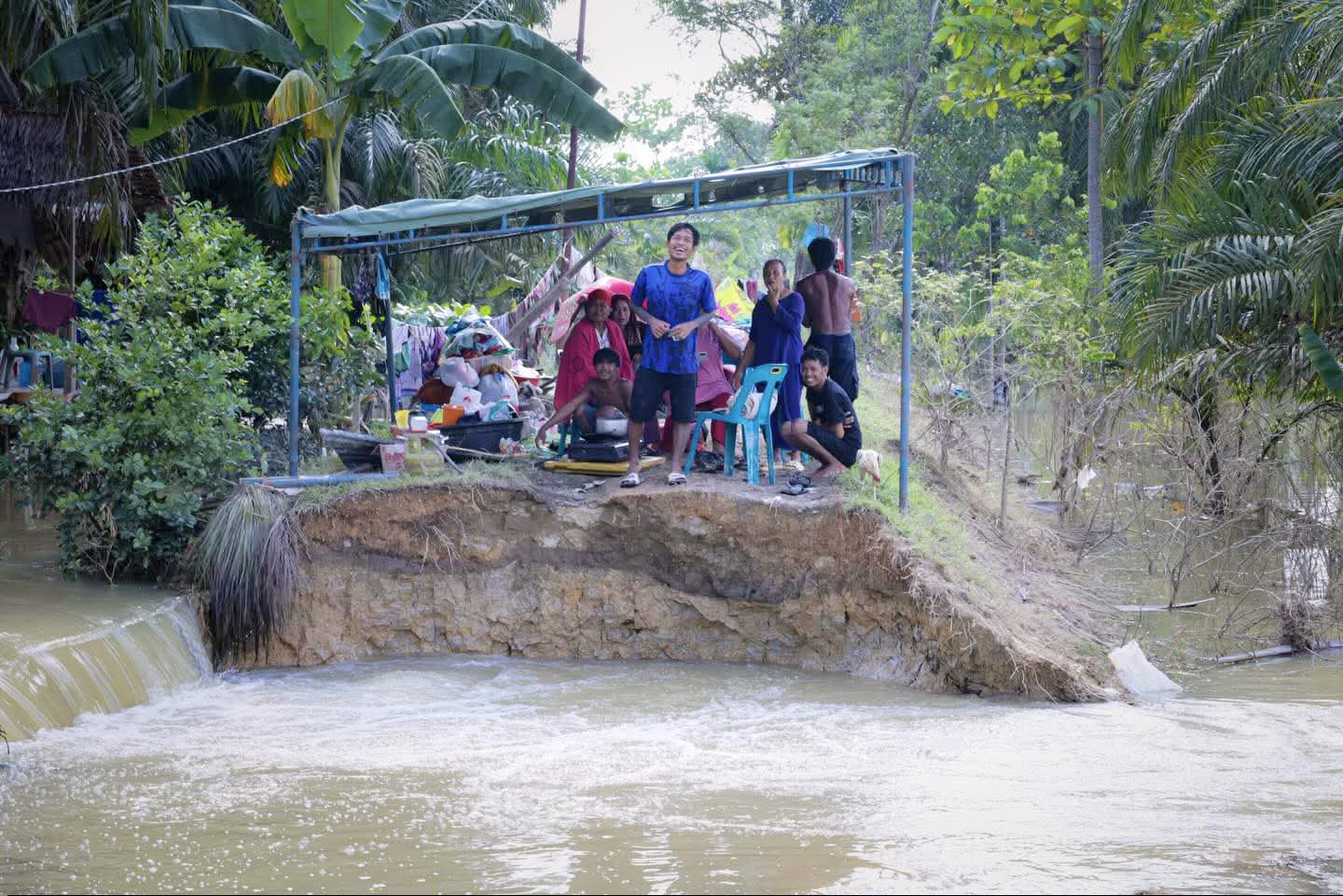 JEBOL: Tanggul pada salah satu desa yang jebol di Kecamatan Padangtualang, Langkat dan merupakan tanggung jawab Pemprovsu. (Dok: istimewa)