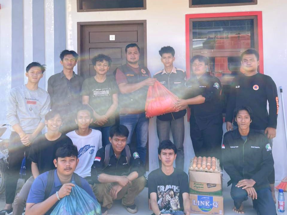 LOGISTIK: Mahasiswa Binjai yang terdampak banjir saat kuliah di Lhokseumawe, menerima bantuan logistik dari Pemerintah Kota Binjai. (Dok: Istimewa/Sumut Pos)