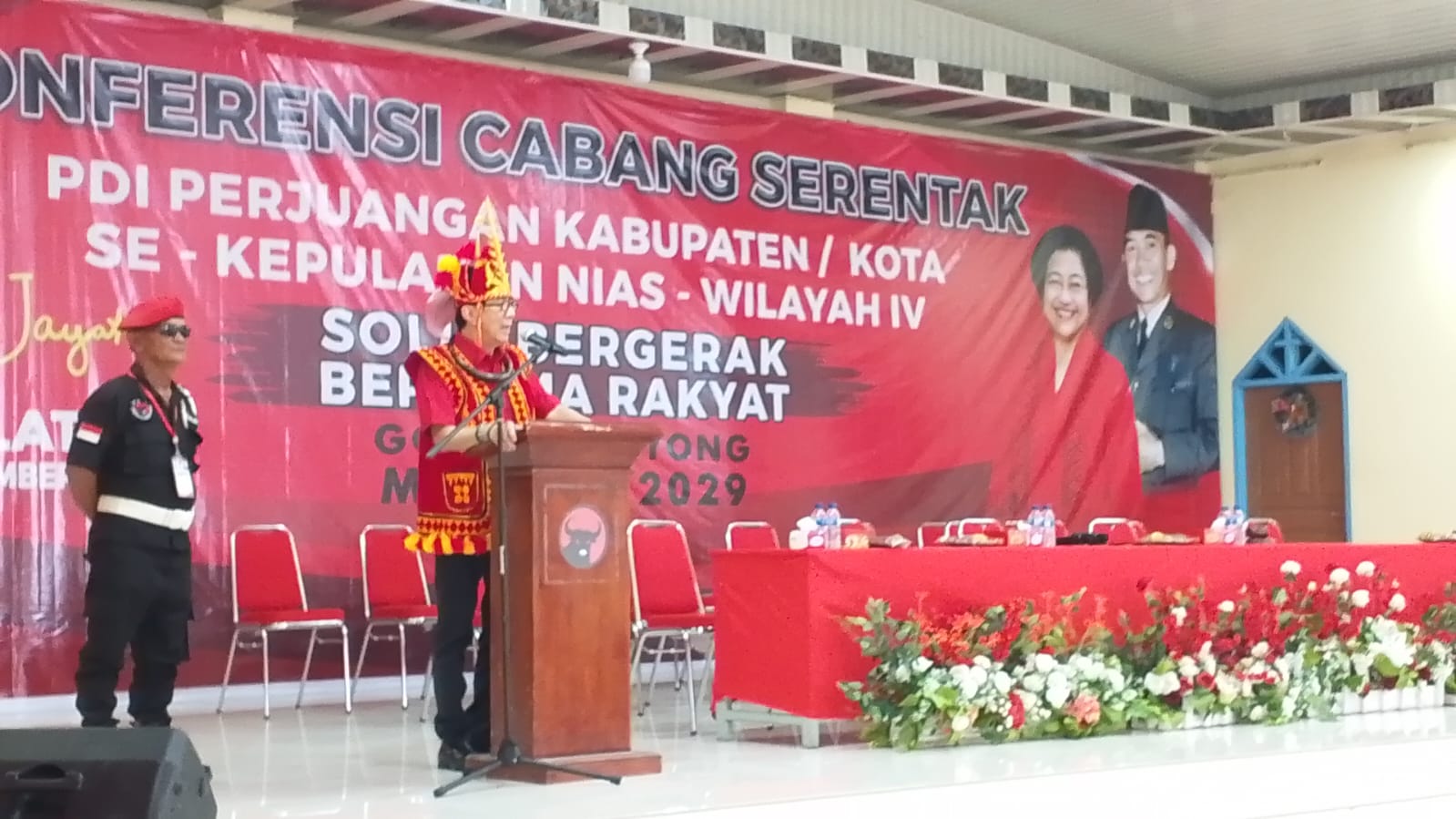 BUKA: Ketua DPP PDI Perjuangan, Yasonna Hamonangan Laoly saat membuka konferensi cabang PDI Perjuangan Se-Kepulauan Nias. (Dok: Eriusman Duha/Sumut Pos)