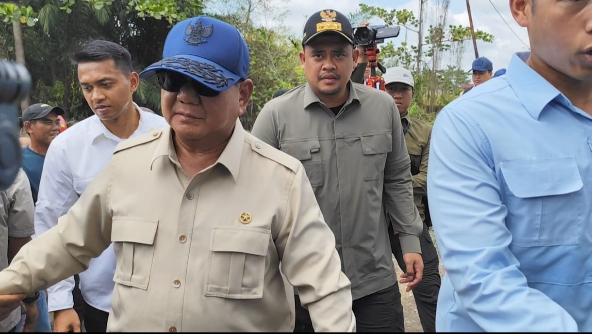 KORBAN: Presiden Prabowo Subianto saat mengunjungi korban banjir di Tanjung Pura, Langkat. (Dok: Istimewa/Sumut Pos) &lrm;