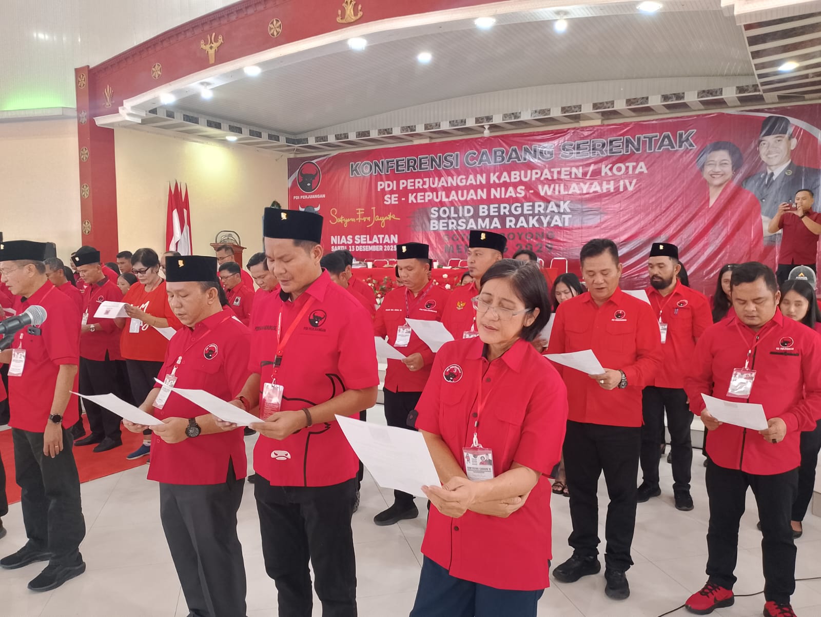 LANTIK: Ketua DPC PDIP Nias Selatan, Ferisman Ndruru (tengah) didampingi sekretaris, bendahara pada saat pelantikan. (Dok: istimewa)