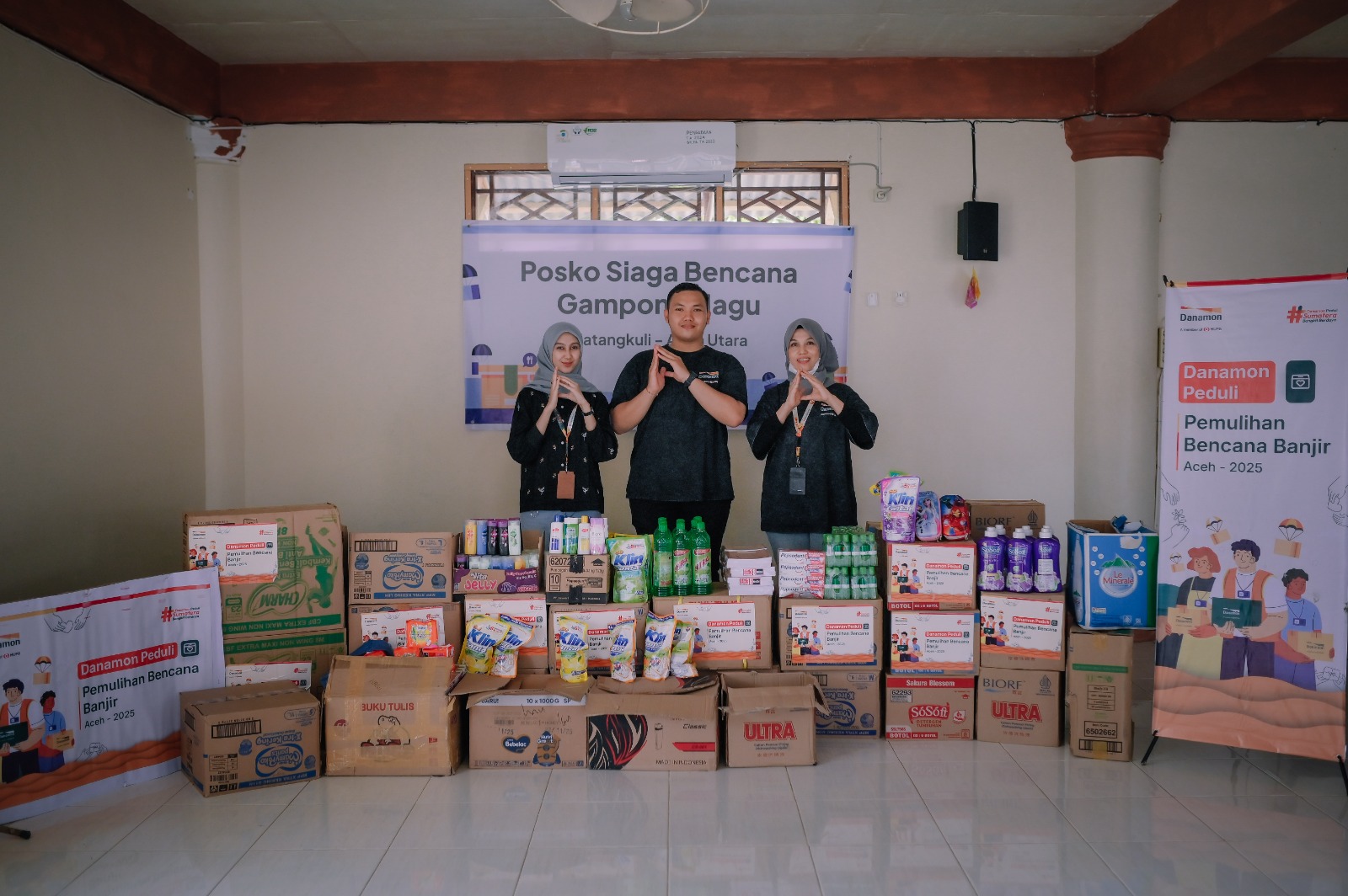 (kiri ke kanan): Syarifah Ridani (Financial Specialist Manulife) Alam Rizki Pratama (Relationship Manager Danamon) Eva Nurlia Sari (Branch Manager Danamon)