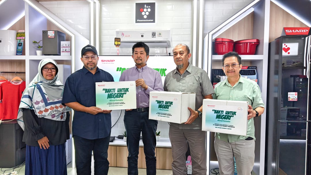 Perwakilan Sharp menyerahkan donasi program &ldquo;Bakti Untuk Negeri&rdquo; #BanjirSumatra secara simbolis ke perwakilan Human Initiative. (foto : Sharp)