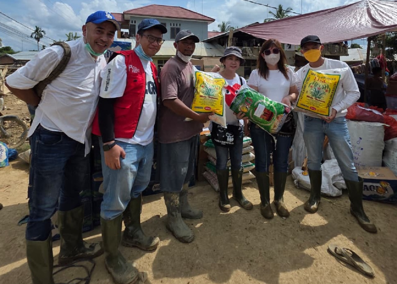 Tenaga pemasar, karyawan dan nasabah Generali Indonesia mengumpulkan dan menyalurkan langsung bantuan kemanusiaan berupa kebutuhan pokok ke wilayah terdampak. (foto : Generali Indonesia)