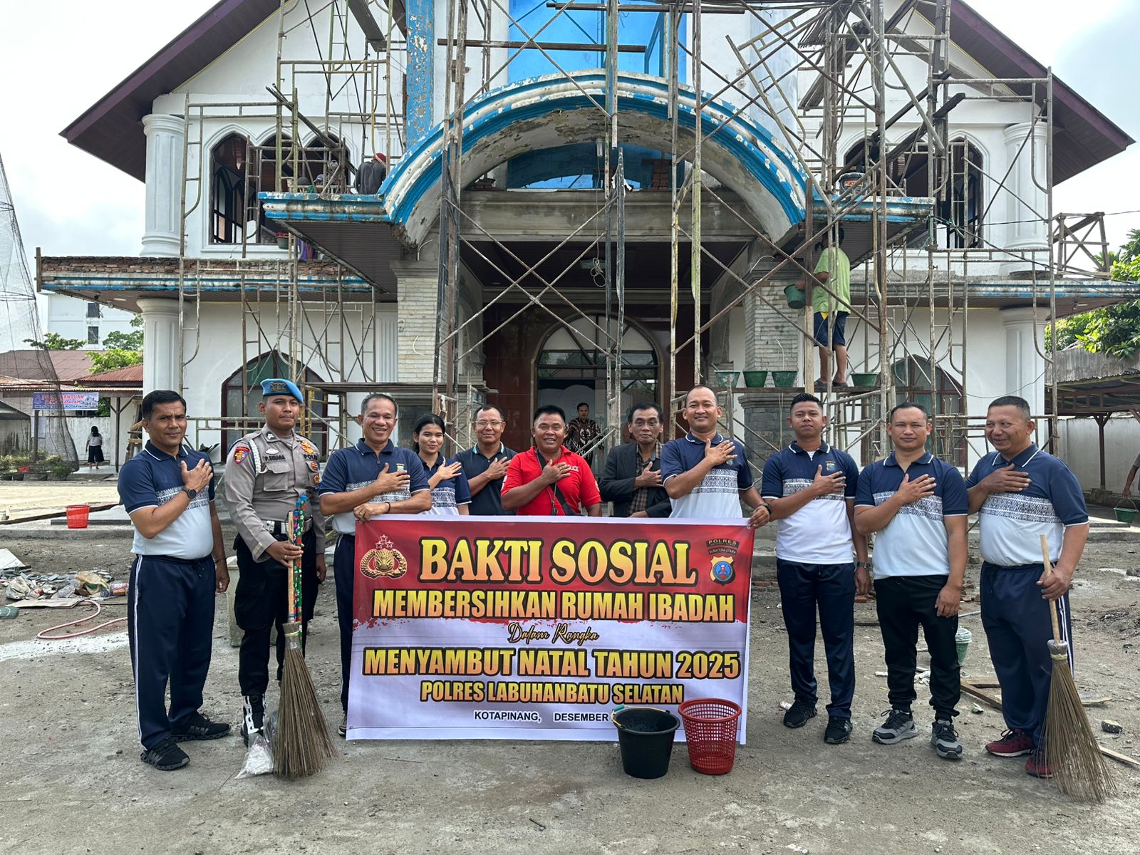 BAKTI: Polres Labuhanbatu Selatan menggelar bakti sosial berupa membersihkan rumah ibadah. (Dok: istimewa)