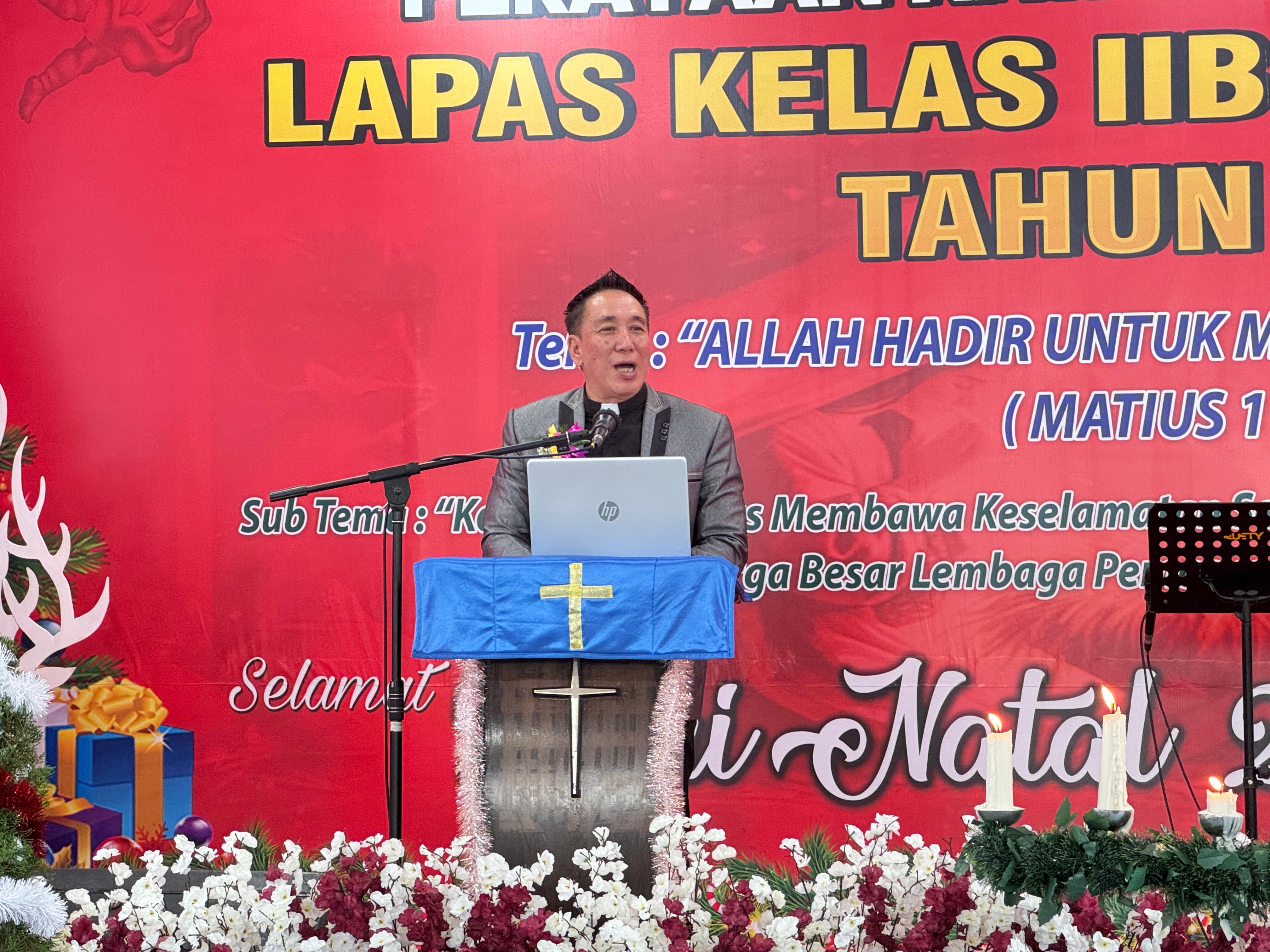 SAMBUTAN: Kepala Lapas Kelas IIB Tebingtinggi, Dede Mulyadi, memberikan kata sambutan pada Perayaan Natal Lapas kota Tebing Tinggi, (13/12/2025). (Dok: Azan Purba/Sumut Pos)