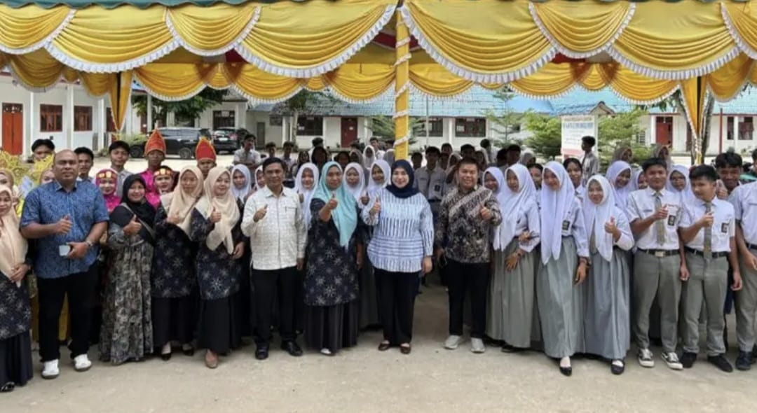 SOSIALISASI: Anggota DPR RI Trinovi Khairani Sitorus didampingi  Ketua Dewan Pendidikan Labura, Zurul Bakti Aziz Hasibuan Sosialisasikan 4 Pilar MPR RI di Londut Labura. (Dok: Asri Tarigan/Sumut Pos)