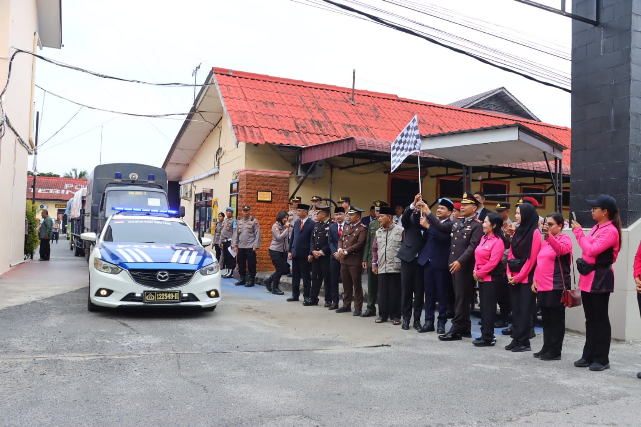 Wali Kota Tebing Tinggi bersama unsur Forkopimda melepas keberangkatan bantuan kemanusiaan menggunakan armada truk di lapangan apel Mapolres Tebing Tinggi, disaksikan jajaran aparat dan masyarakat.