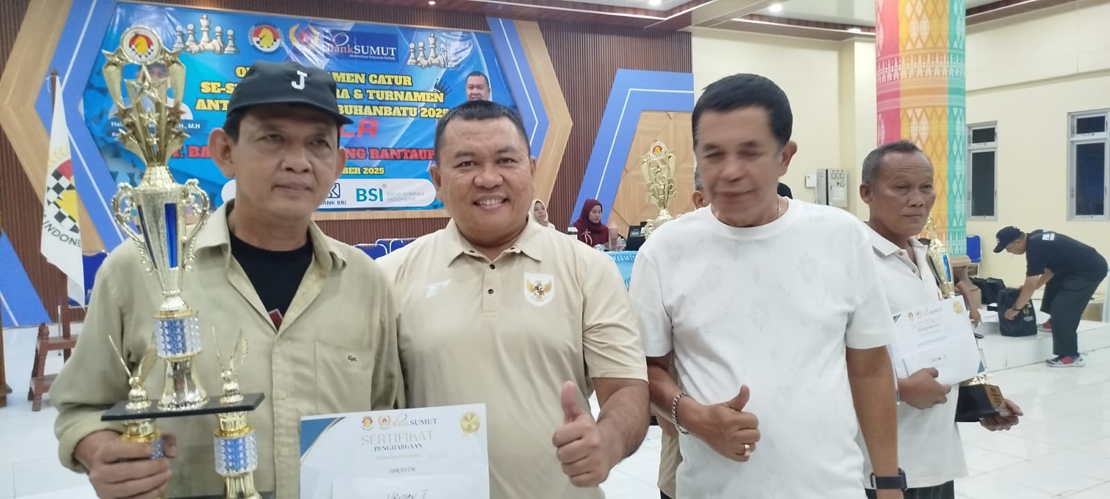 Kepala Banks Sumut Rantauprapat dan Ketua Pengcab Percasi Labuhanbatu melakukan Penyerahan hadiah, kepada Masing-masing juara berupa piala, sertifikat dan uang pembinaan (Fajar/Sumut Pos)