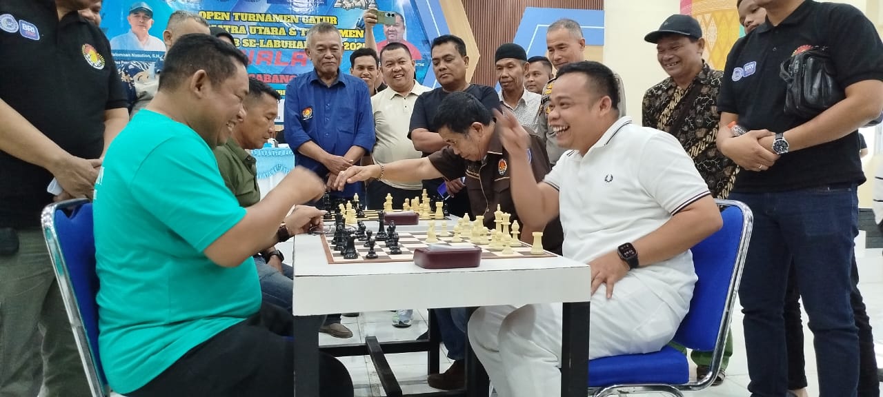EKSEBISION - Wakil Bupati Labuhanbatu jumpa lawan Ketua DPRD Labuhanbatu dalam pertandingan eksebisi Turnamen Open Catur Sumatera Utara dan Turnamen Catur antar club se Kabupaten Labuhanbatu 2025.