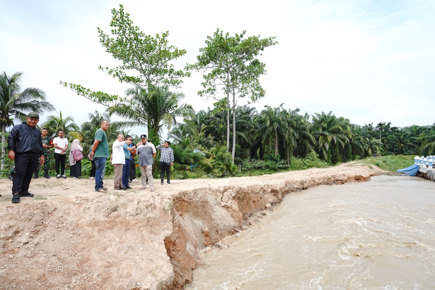 Bupati Batubara H. Baharuddin Siagian, S.H., M.Si., bersama anggota DPRD Sumut, Ir Yahdi Khoir Harahap MBA serta Tim Staf Ahli Kementerian Pertanian RI  meninjau kondisi bendungan Dalu-dalu.