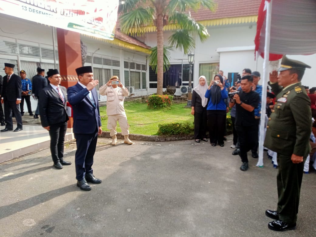 Wali Kota Tebingtinggi Iman Irdian Saragih selaku Inspektur Upacara memberikan penghormatan saat Upacara Peringatan Peristiwa Bersejarah Berdarah 13 Desember 1945 di Balai Kota Tebingtinggi.
