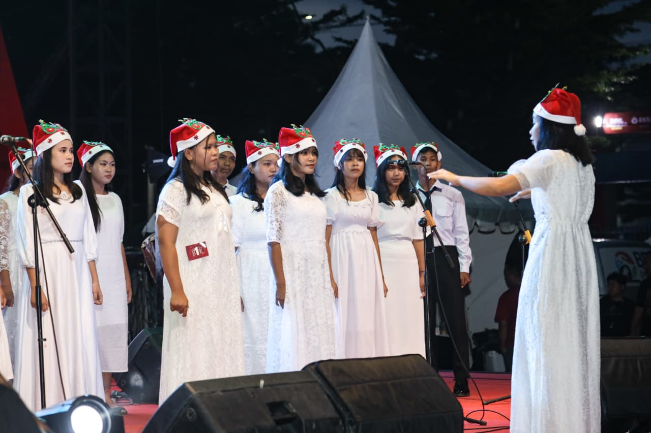 Salah satu penampilan paduan suara di acara Natal. (ist)