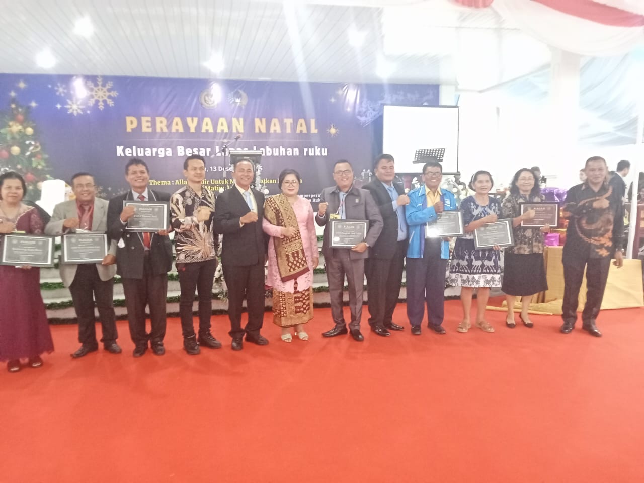 Pdt Sampur Manullang Sth dan Kalapas  Labuhan Ruku Soetopo Berutu didampingi  Darma Wanita Ibu Rotua Masdiana saat foto bersama pada perayaan Natal Lapas Kelas IIA Labuhan Ruku.