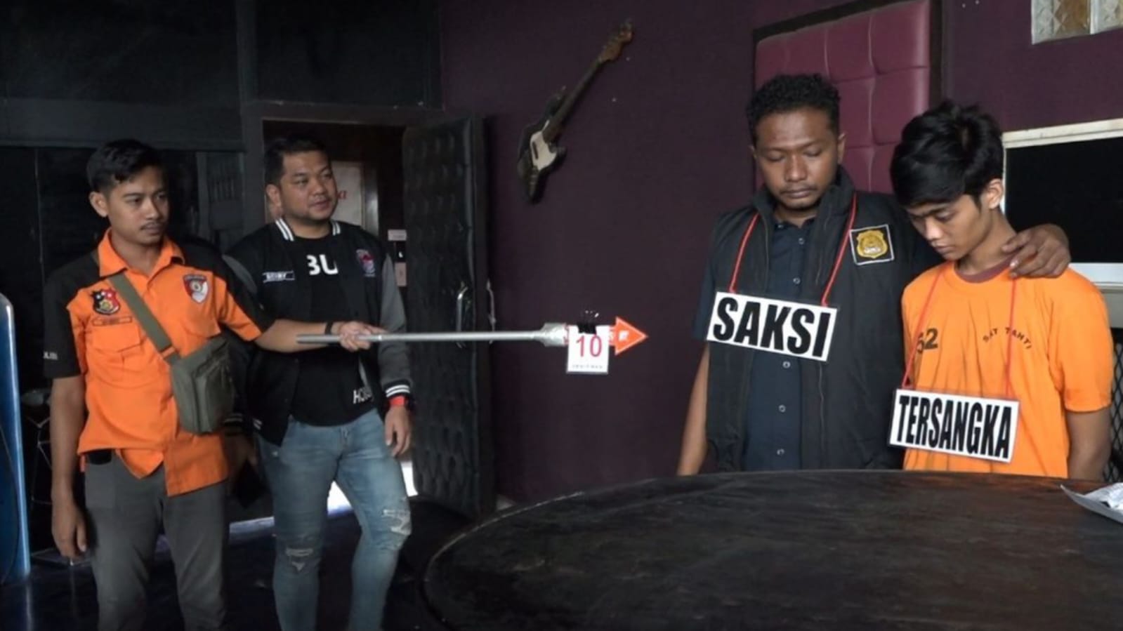 Polrestabes Medan saat melakukan pra rekonstruksi penggerebekan THM De Tonga, Sabtu (13/12). (Ist)