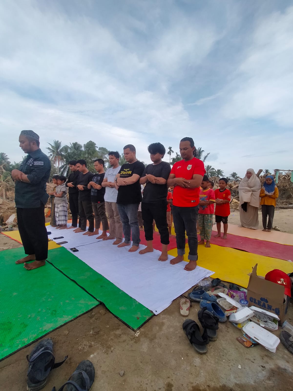 GIS dan Ruang Literasi saat melakukan salat berjamah dengan beberapa warga. (ISTIMEWA/SUMUT POS)