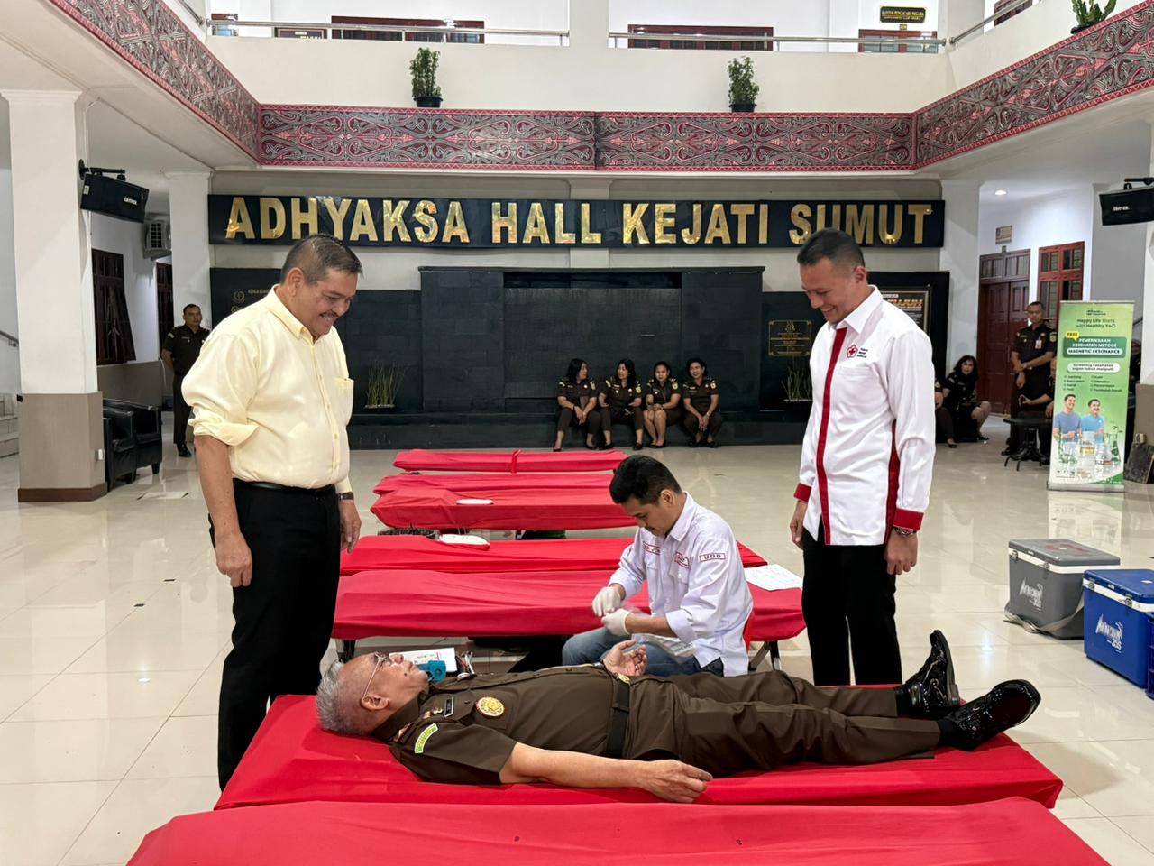 Ketua PMI Kota Medan, Musa Rajekshah akrap disapa Ijeck menyaksikan Kajatisu Harli Siregar mendonorkan darah yang digelar di Adhyaksa Hall Kejati Sumut. (ISTIMEWA/SUMUT POS)