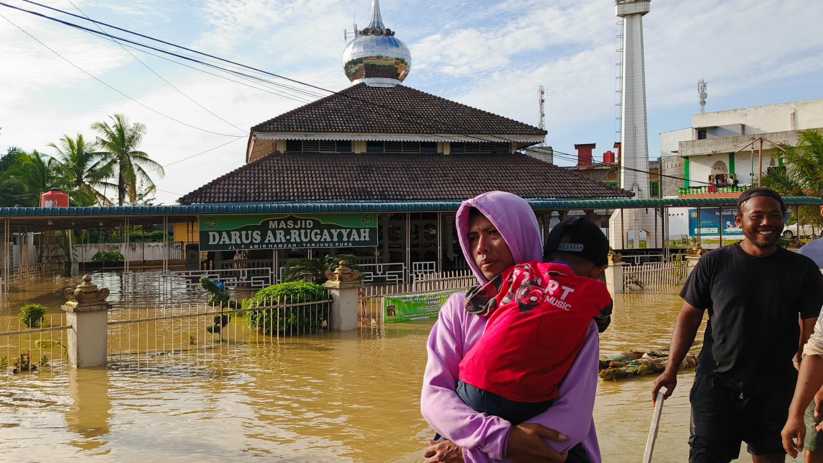 Korban banjir di Kecamatan Tanjungpura, Langkat. (Istimewa/Sumut Pos)