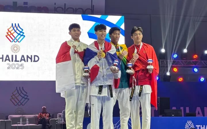 Muhammad Raihan Fadhila (Paling kiri)  berhasil meraih Medali Perak, di SEA Games 2025 Thailand. (Sumut Pos/Dokumen Pribadi)
