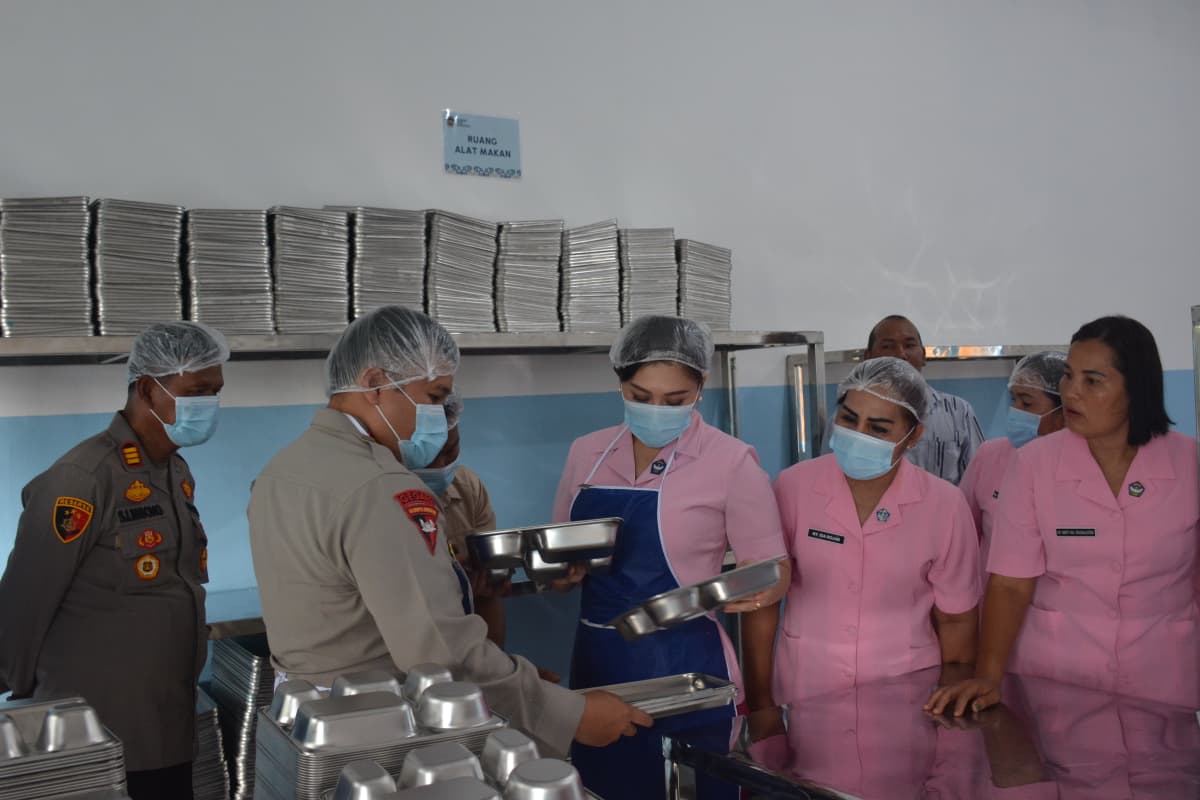 Kapolres Labusel,  AKBP Aditya S.P. Sembiring Muham, S.I.K., M.H., didampingi Ketua Bhayangkari Labusel, Olivia Aditya Sembiring ujicoba operasional MBG melalui SPPG III di Kecamatan Sungai Kanan.