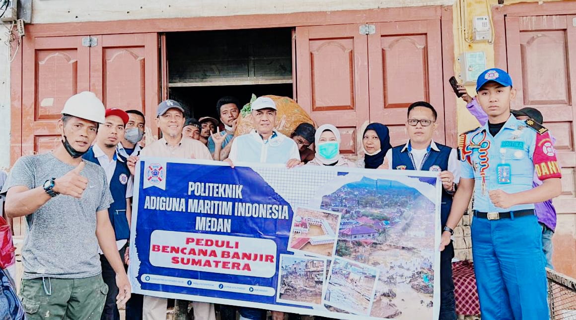 ACEH TAMIANG: Yuris Danilwan, SE, M.Si, Ph.D (4 kiri) bersama tim menyalurkan bantuan kemanusiaan dari Politeknik AMI Medan di Aceh Tamiang. (Istimewa/Sumut Pos)