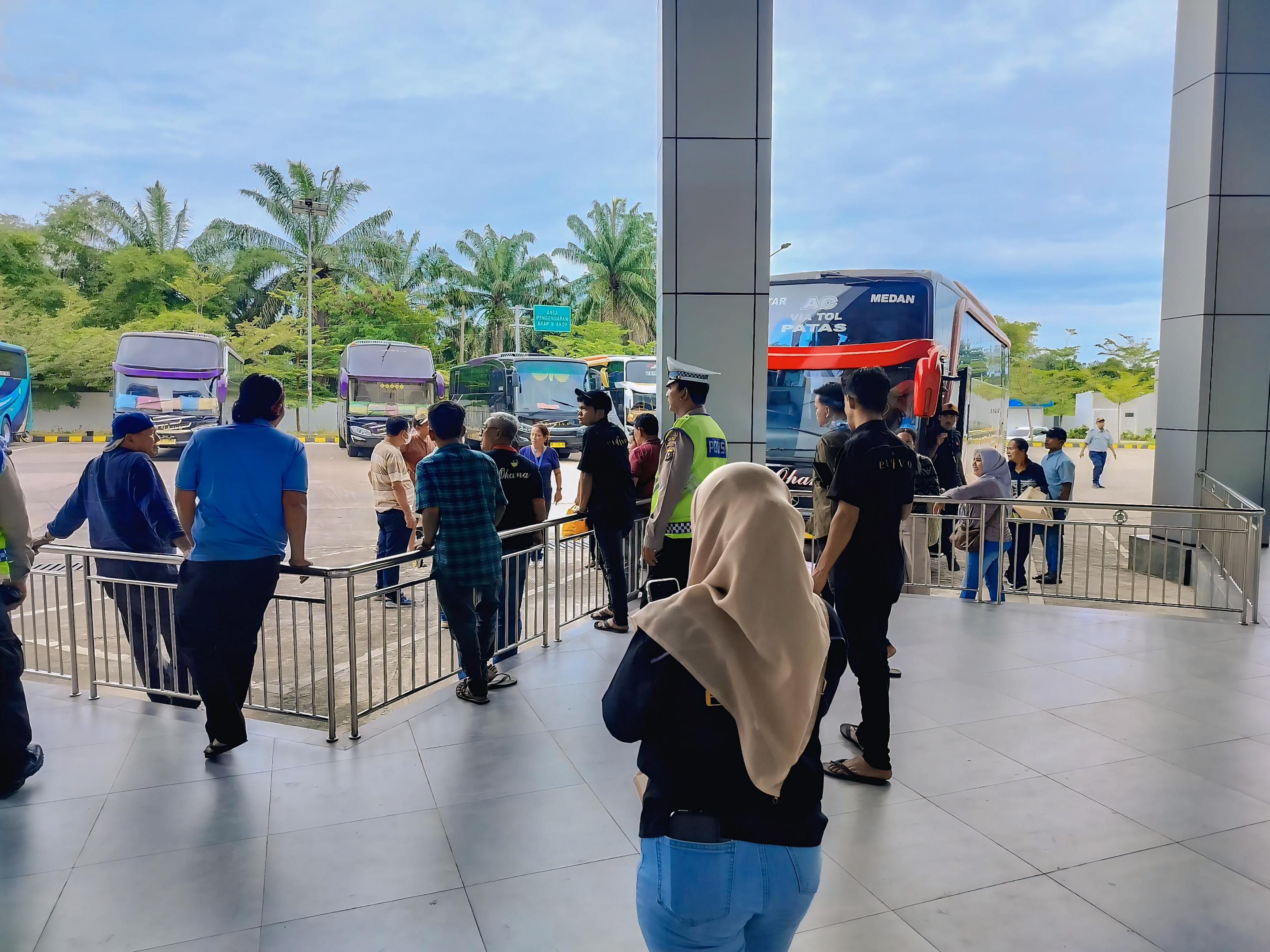Sejumlah Bus sudah parkir menurunkan dan menaikkan penumpang di Terminal Tanjung Pinggir. (PRA EVASI/SUMUT POS)