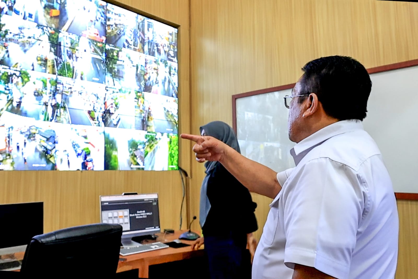 Wali Kota Siantar Wesly Silalahi melihat layar monitor dari hasil pantauan CCTV di sudut Kota Pematangsiantar. (ISTIMEWA/SUMUT POS)