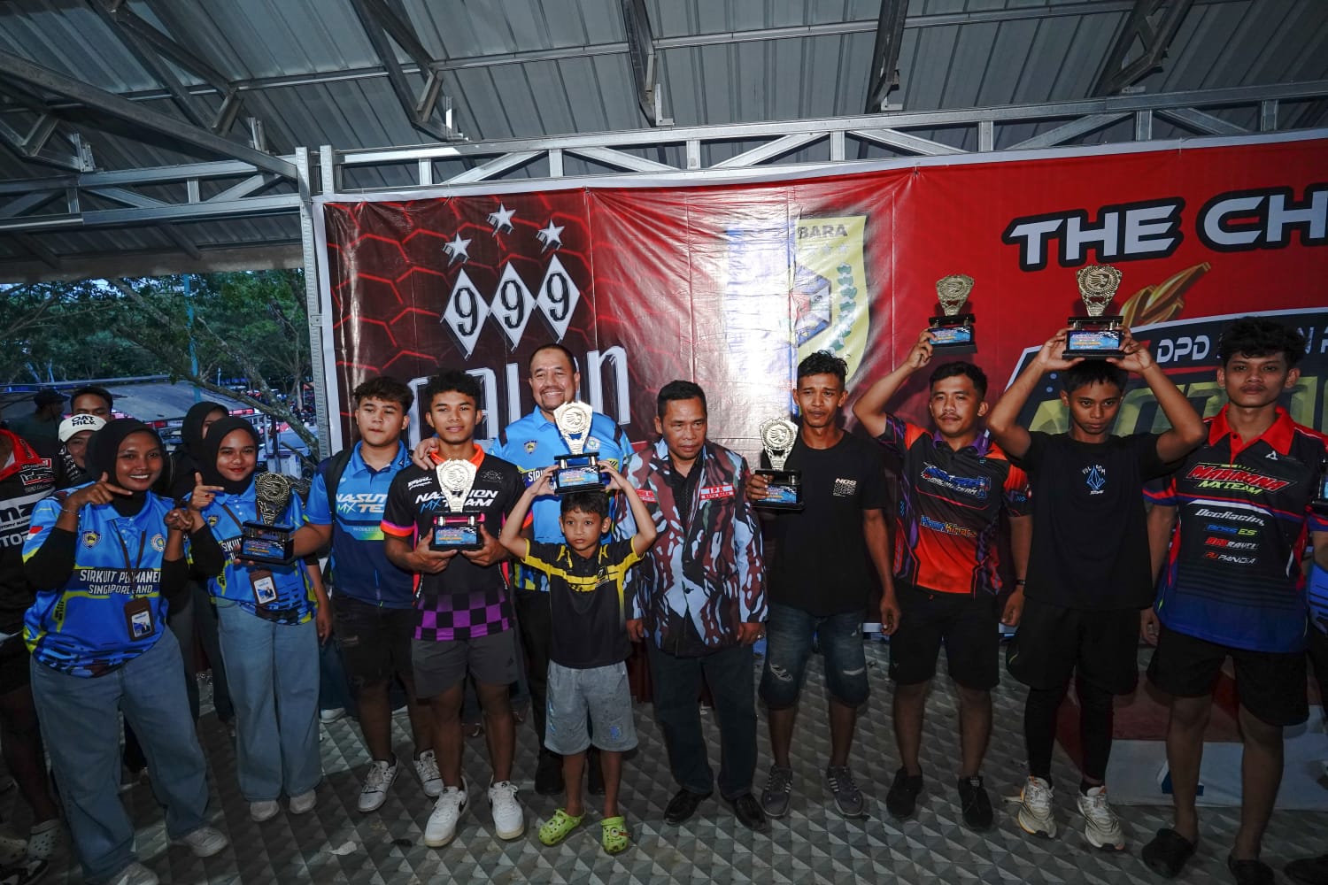 Bupati Batu Bara H. Baharuddin Siagian, S.H., M.Si saat hadiri  Penutupan Motorcross Grasstrack 2025 perebutkan  Trophy Bupati Batu Bara,  berlangsung di Sirkuit Permanen Singaporeland,