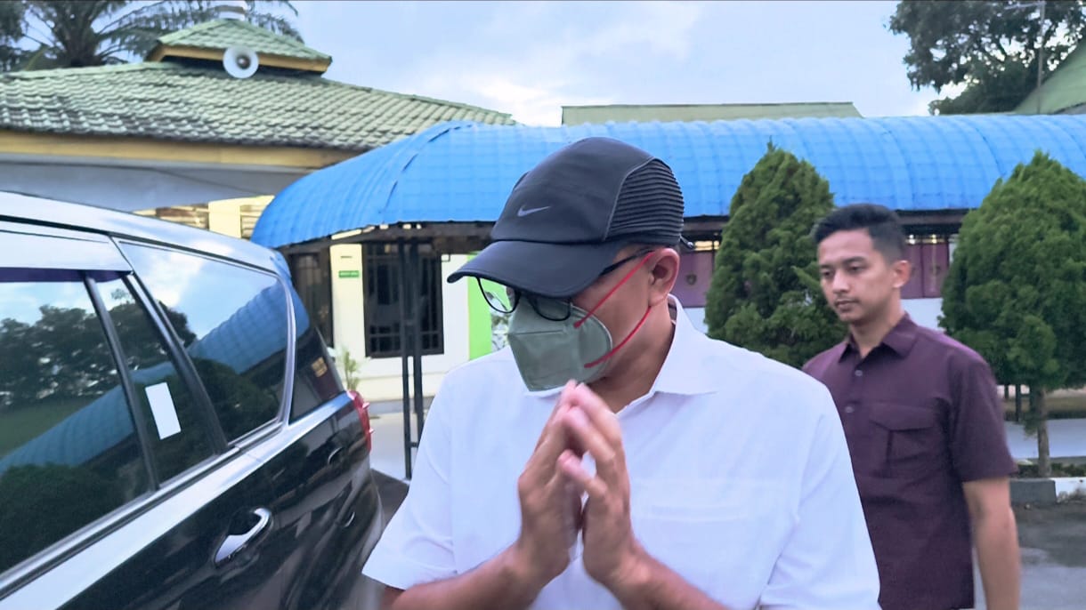 Mantan Pj Bupati Langkat, Faisal Hasrimy saat diwawancarai di Kejari Langkat, Stabat. (Teddy Akbari/Sumut Pos )