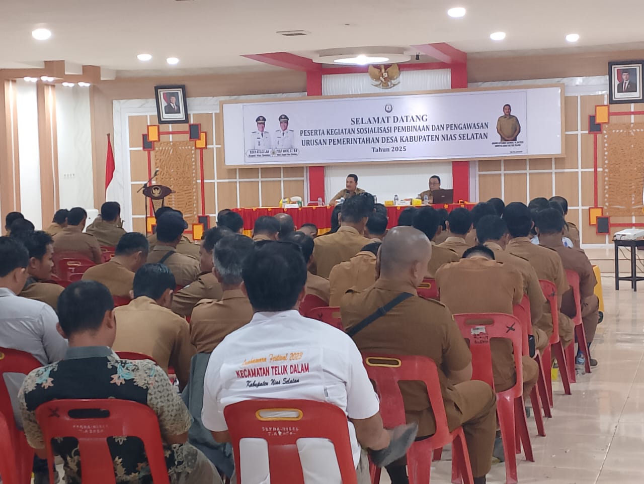 Inspektorat Nisel, Amsarno S. Sarumaha pada saat menyampaikan materi kepada para kepala desa dan didampingi Irban I.  &lrm;( Eriusman Duha/ Sumut Pos)
