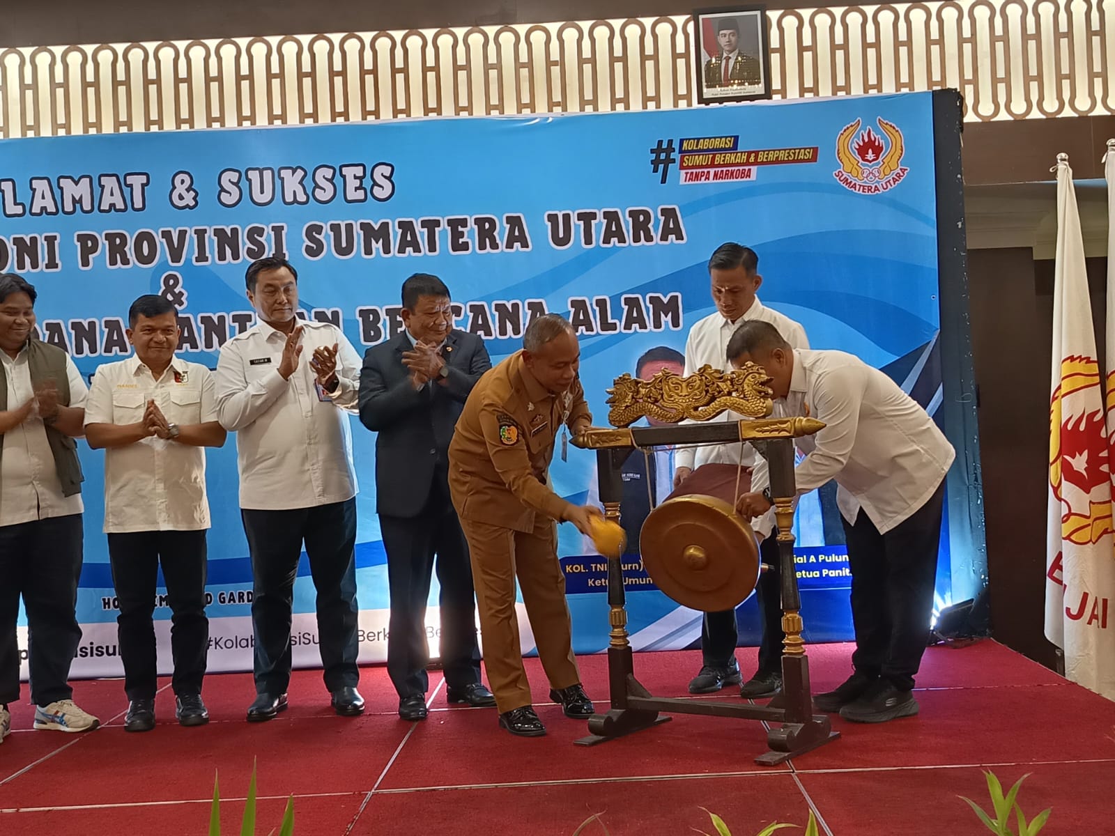 BUKA: Kadispora Sumatera Utara M. Mafullah Daulay didampingi Ketua Umum KONI Sumut Kol (Purn) Hatunggal Siregar membuka Raker KONI Sumut. (Dok KONI Sumut)