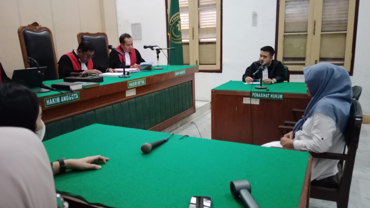 Mantan Kasek SMA Negeri 16 Medan, Reny Agustina terdakwa korupsi Dana BOS, saat menjalani sidang putusan sela, Senin (15/12). (AGUSMAN/SUMUT POS)