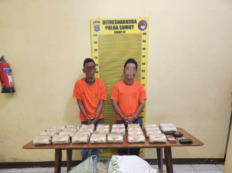 Dua terdakwa saat ditangkap Polda Sumut dengan barang bukti sabu 30 kilogram. (Istimewa/Sumut Pos )