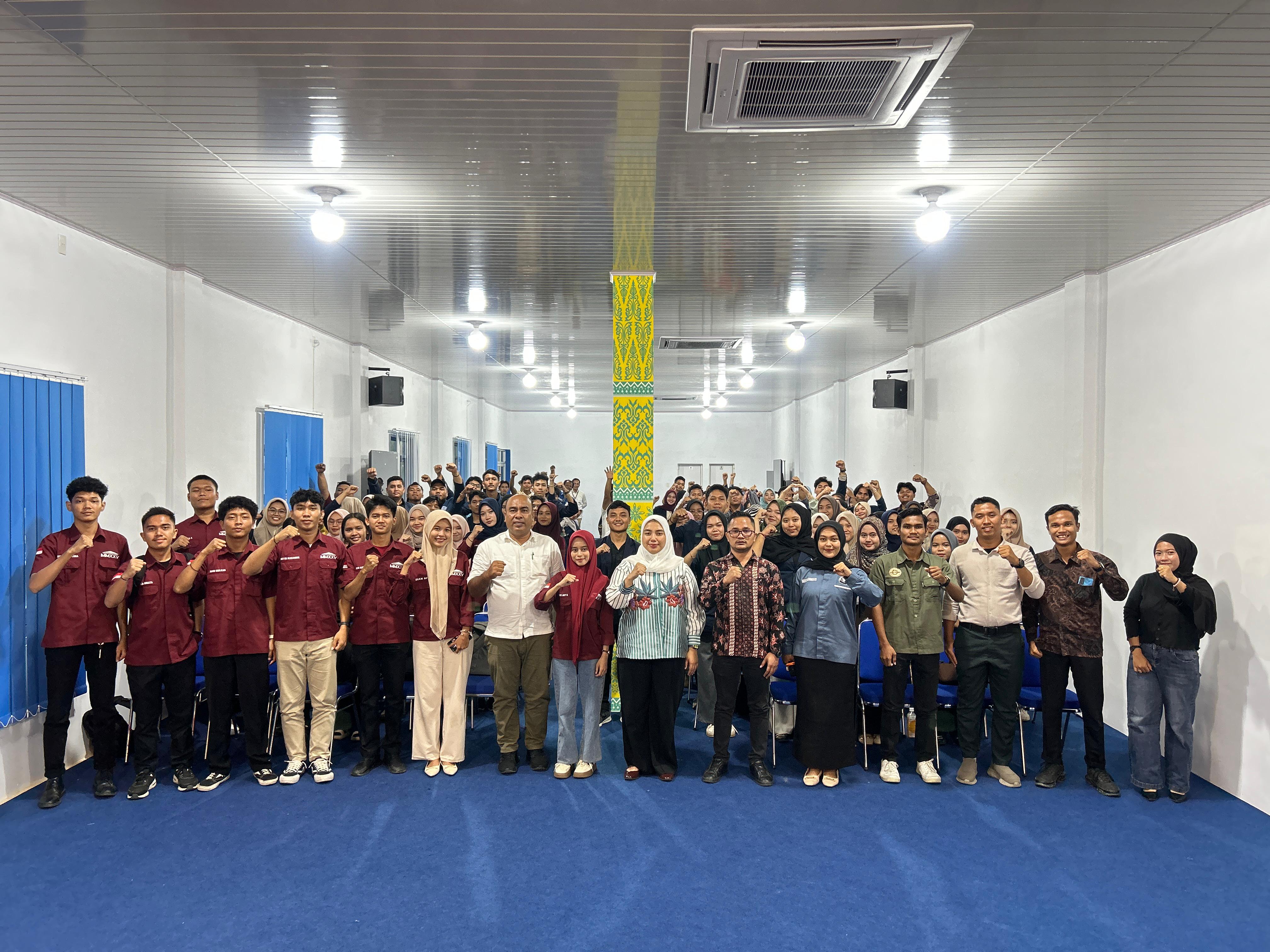 Anggota Komisi I DPR RI Trinovi Khairani Sitorus  foto bersama mahasiswa pada kegiatan sosialisasikan Empat Pilar MPR RI di Kampus ULB Rantau Prapat, Kabupaten Labuhanbatu. (ASRI TARIGAN/Sumut Pos )