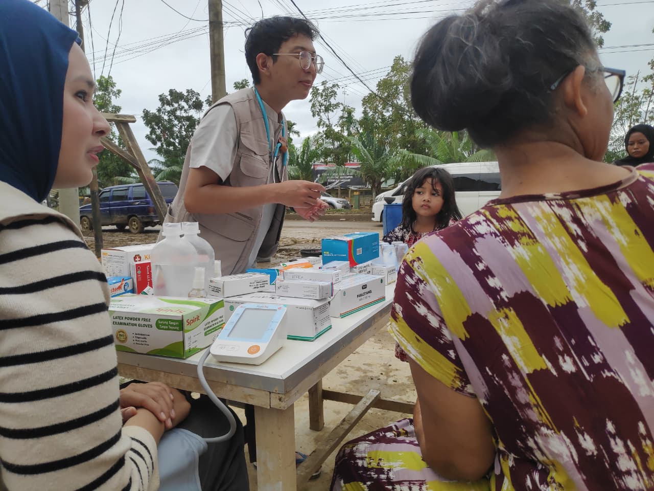 Seorang relawan kesehatan melayani masyarakatmemeriksa kesehatan di depan IGD RSUD Aceh. (AZAMI RAMADHAN/JAWA POS)