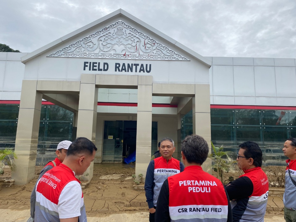 TINJAU: Direktur Utama PT Pertamina EP, Rachmat Hidajat saat berkunjung ke Field Rantau sekaligus bertemu warga pengungsi korban Bencana Sumatera. (Dok: istimewa)