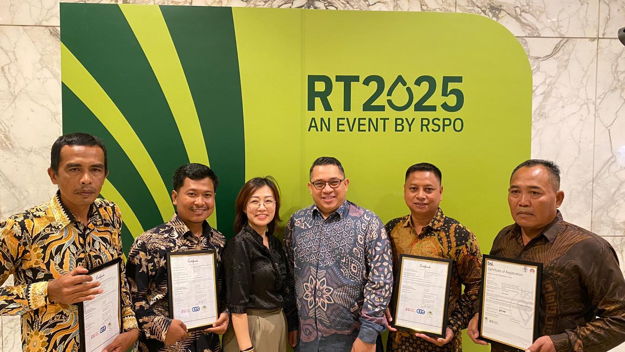 Empat kelompok petani swadaya menerima sertifikasi Roundtable on Sustainable Palm Oil (RSPO)&nbsp;pada Konferensi Tahunan RSPO (RT2025).