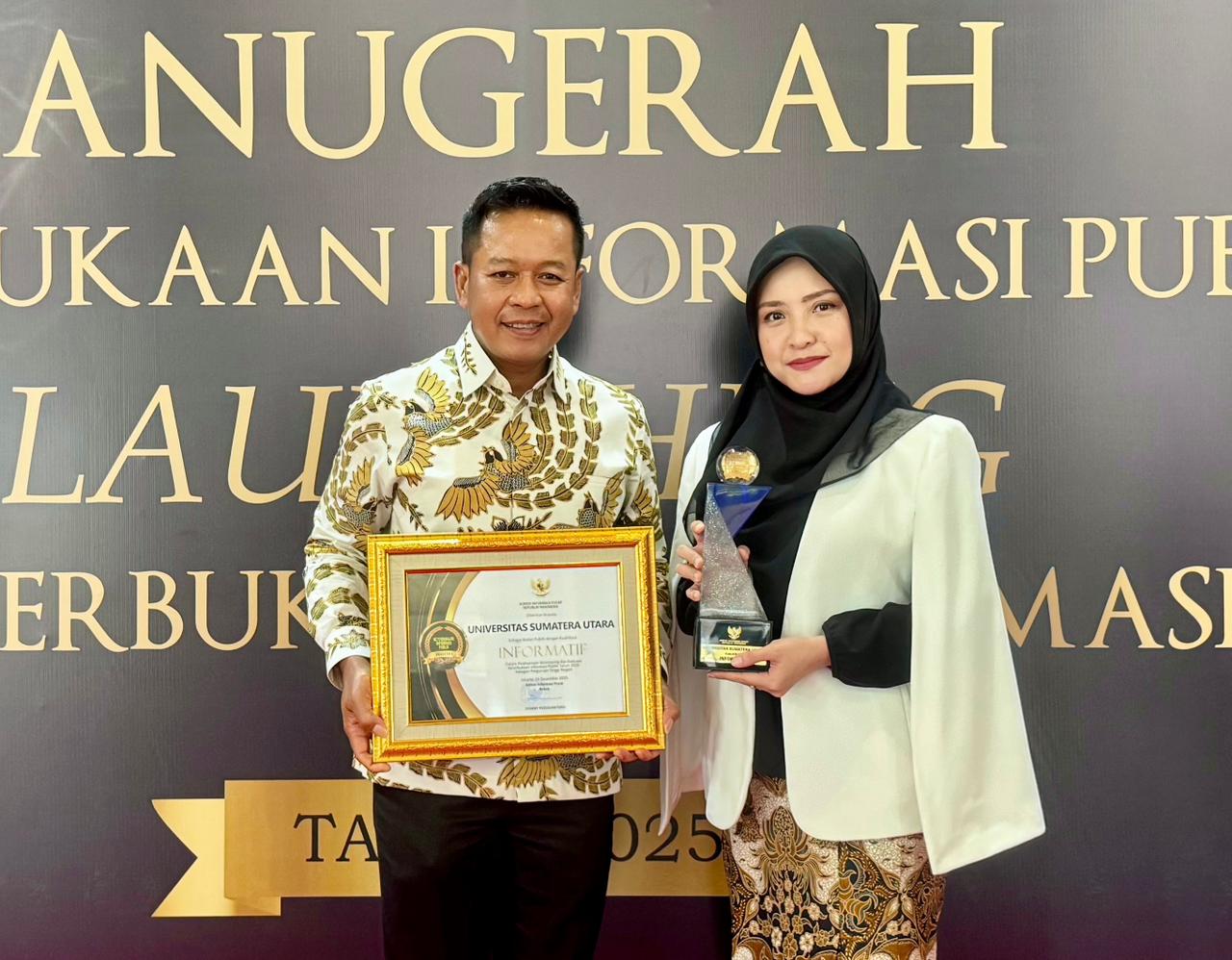 PENGHARGAAN: Rektor USU Prof Muryanto Amin dan Kepala Humas USU Amalia Meutia, usai menerima penghargaan di Birawa Assembly Hall, Hotel Bidakara Jakarta, Senin (15/12). (Dokumen Humas USU)
