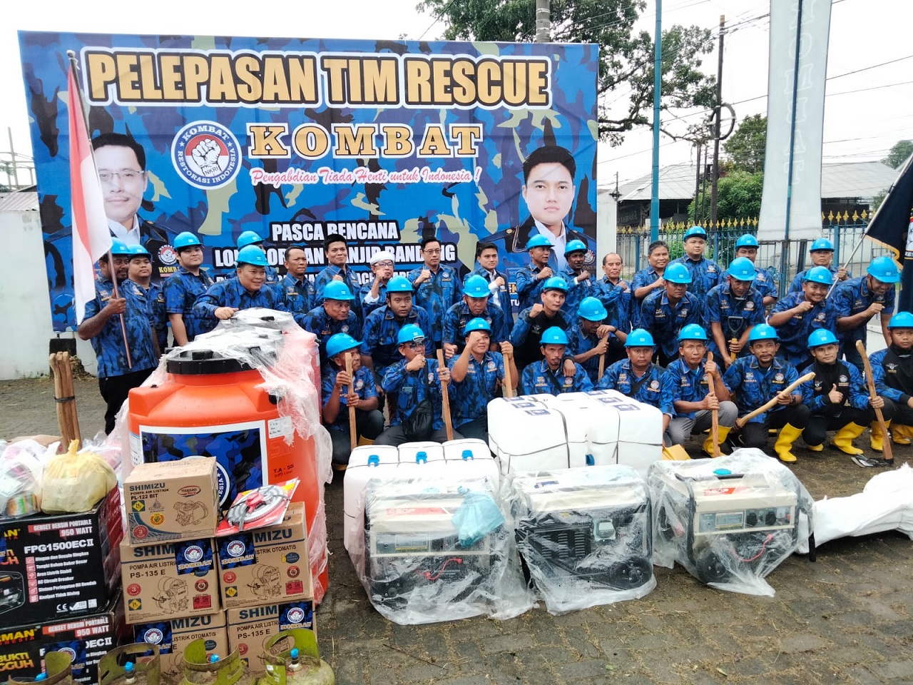 Iskandar ST dan Ricky Anthony melepas puluhan relawan beserta bantuan logistik, Rabu (17/12/2025)