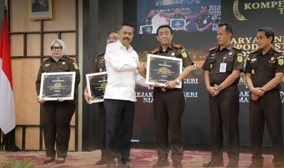 Kajari Nisel, Edmond N. Purba pada saat menerima penghargaan dari Plt. Wakil Jaksa Agung RI, Prof. Dr. Asep N. Mulyana. (ISTIMEWA/ SUMUT POS)
