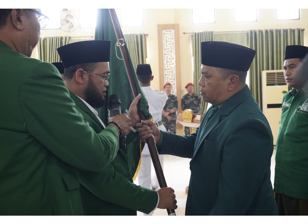 Ketua Al Jam&rsquo;iyatul Washliyah Provinsi Sumatera Utara Dedi Iskandar  Batubara menyerahkan pataka organisasi kepada Ketua Al Jam&rsquo;iyatul Washliyah Kota Tebingtinggi, Fahmuddin Siregar, pada pelantikan.