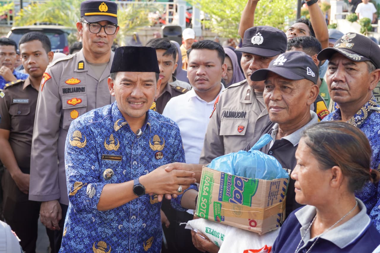 Wali Kota Tebing Tinggi, H. Iman Irdian Saragih, turun langsung menyerahkan bantuan didampingi Ketua DPRD Sakti Khadaffi Nasution kepada warga terdampak. (ISTIMEWA/SUMUT POS)