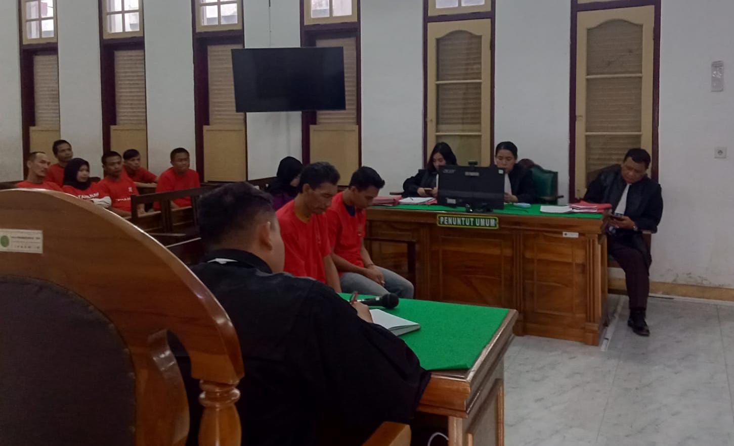 Bapak dan Anak pembunuh sopir taksi online, menjalani sidang vonis di PN Medan, Selasa (16/12/2025) sore. (Agusman/Sumut Pos)