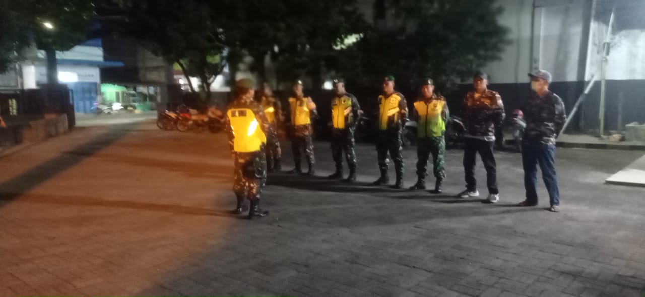 Danramil 13/Tebing Tinggi Kapten Inf Ismail Marzuki Siahaan memberikan arahan kepada personel TNI Koramil 13/Tebing Tinggi bersama GM FKPPI sebelum melaksanakan patroli malam di sejumlah titik rawan.