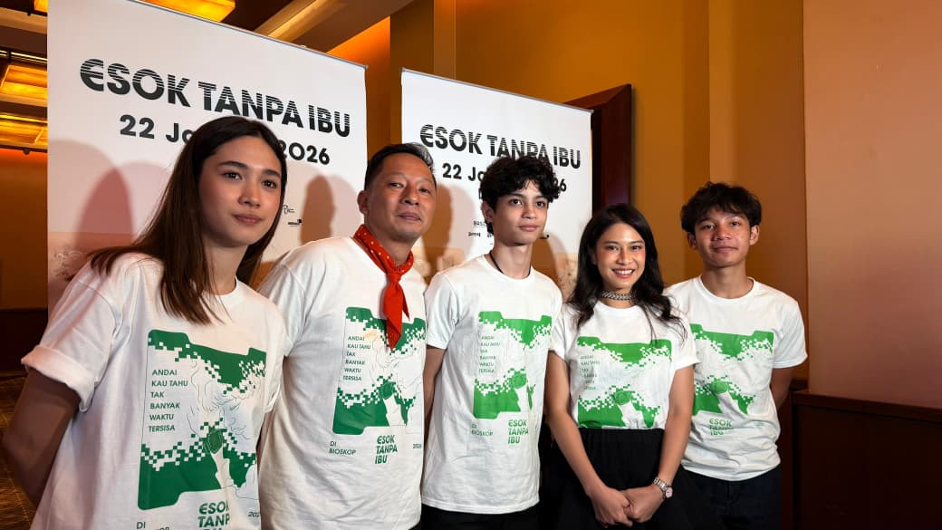 FILM KELUARGA: Dari kiri, Nurrra Datau, Ringgo Agus Rahman, Ali Fikry, Dian Sastrowardoyo, Bima Sena setelah konpers film Esok Tanpa Ibu di Plaza Senayan XXI, Jakarta Pusat.