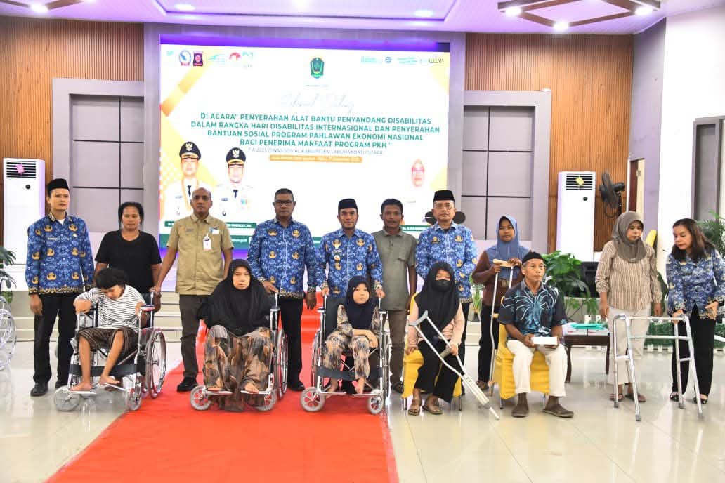 Peringati Hari Disabilitas Internasional, Kepala Dinas Sosial Labura, Jhon Fery, S.STP dampingi Wabup Labura Serahkan Alat Bantu Disabilitas. (Asri Tarigan/Sumutpos )